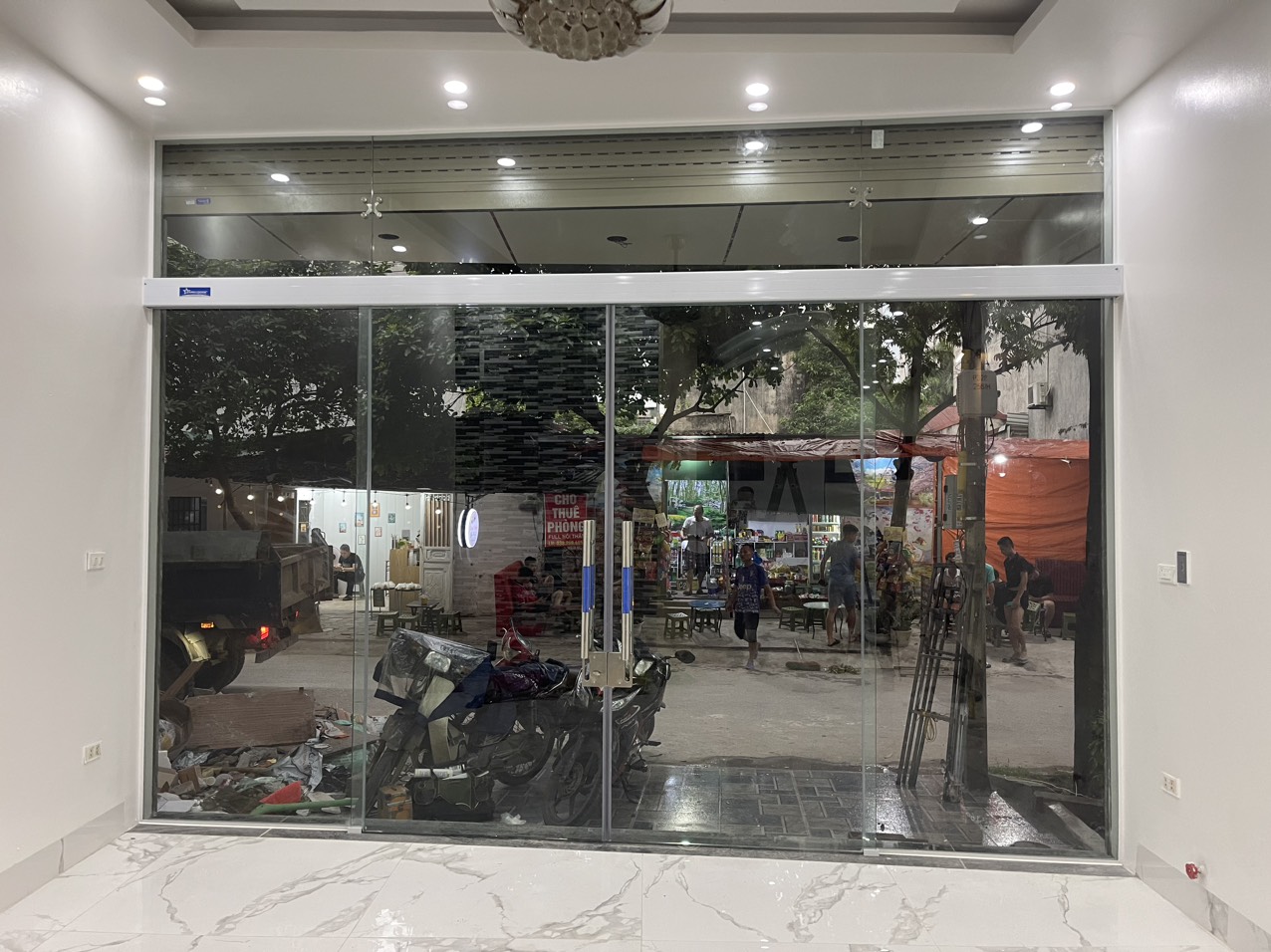 Nên chọn cửa kính cường lực nội địa hay nhập khẩu?