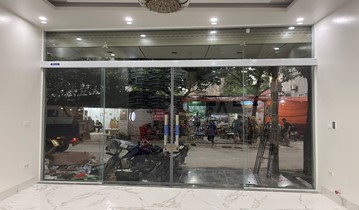 Nên chọn cửa kính cường lực nội địa hay nhập khẩu?