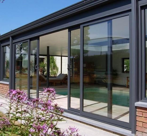 Có thể tiết kiệm tiền điện điều hòa với cửa kính cường lực?