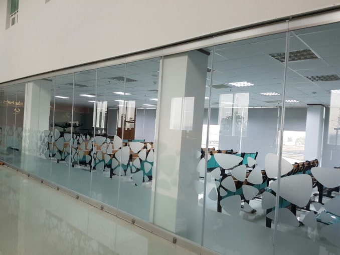 Giải pháp vách kính cường lực cho nhà xưởng và kho hiện đại