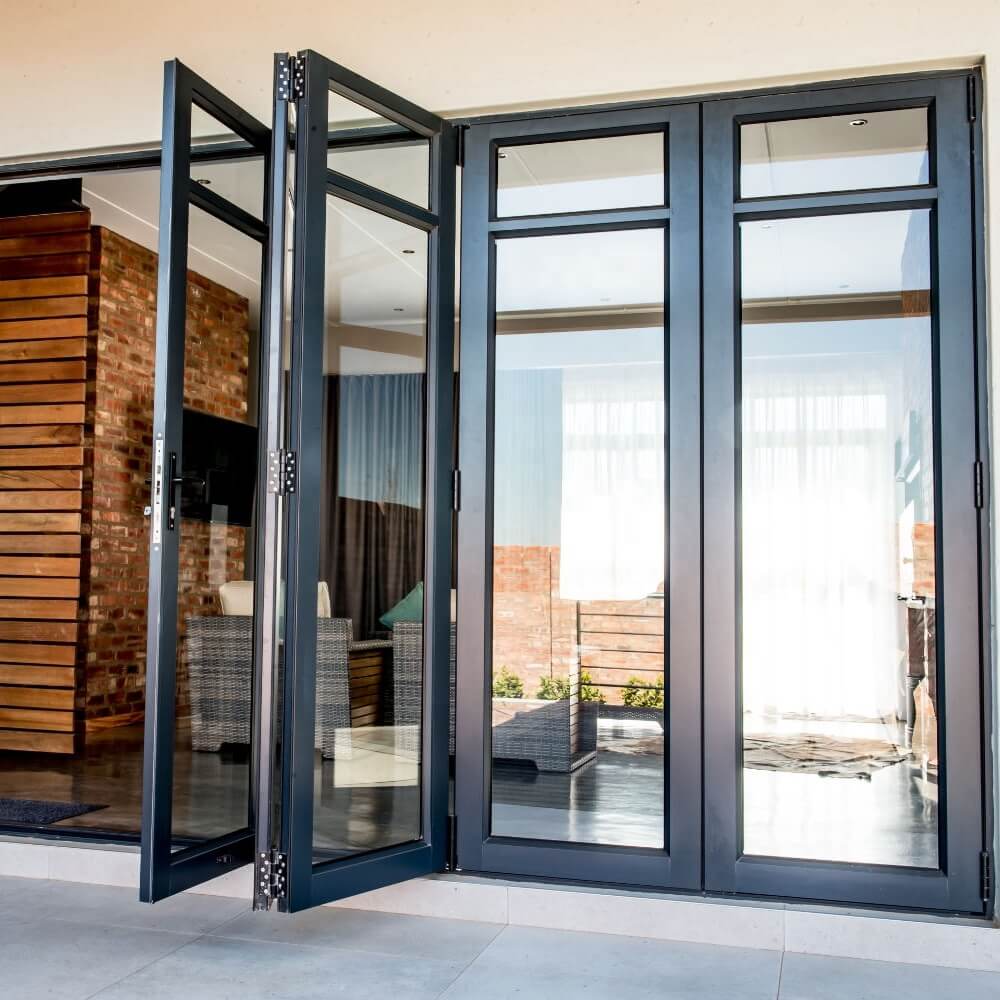 So sánh chi phí lắp cửa kính cường lực và cửa nhôm Xingfa