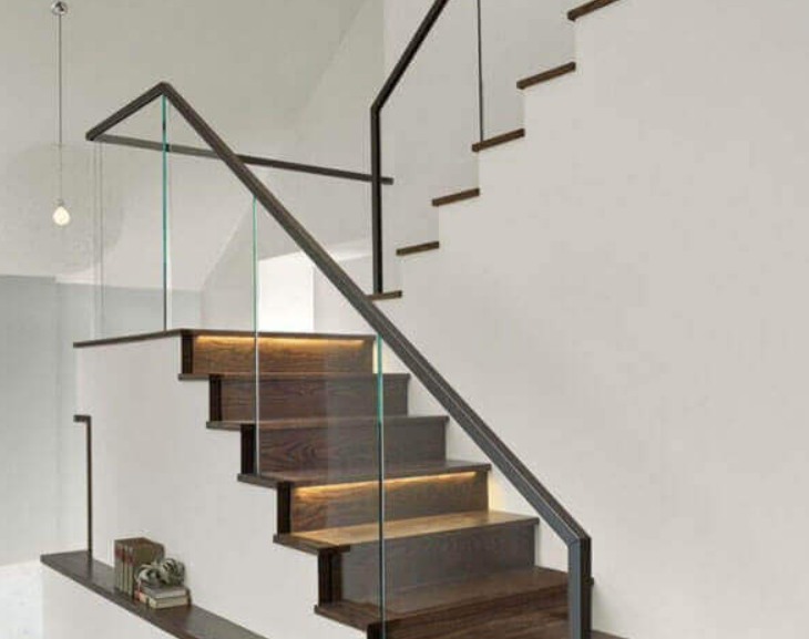 Cầu thang kính tay gỗ có ưu nhược điểm ra sao?