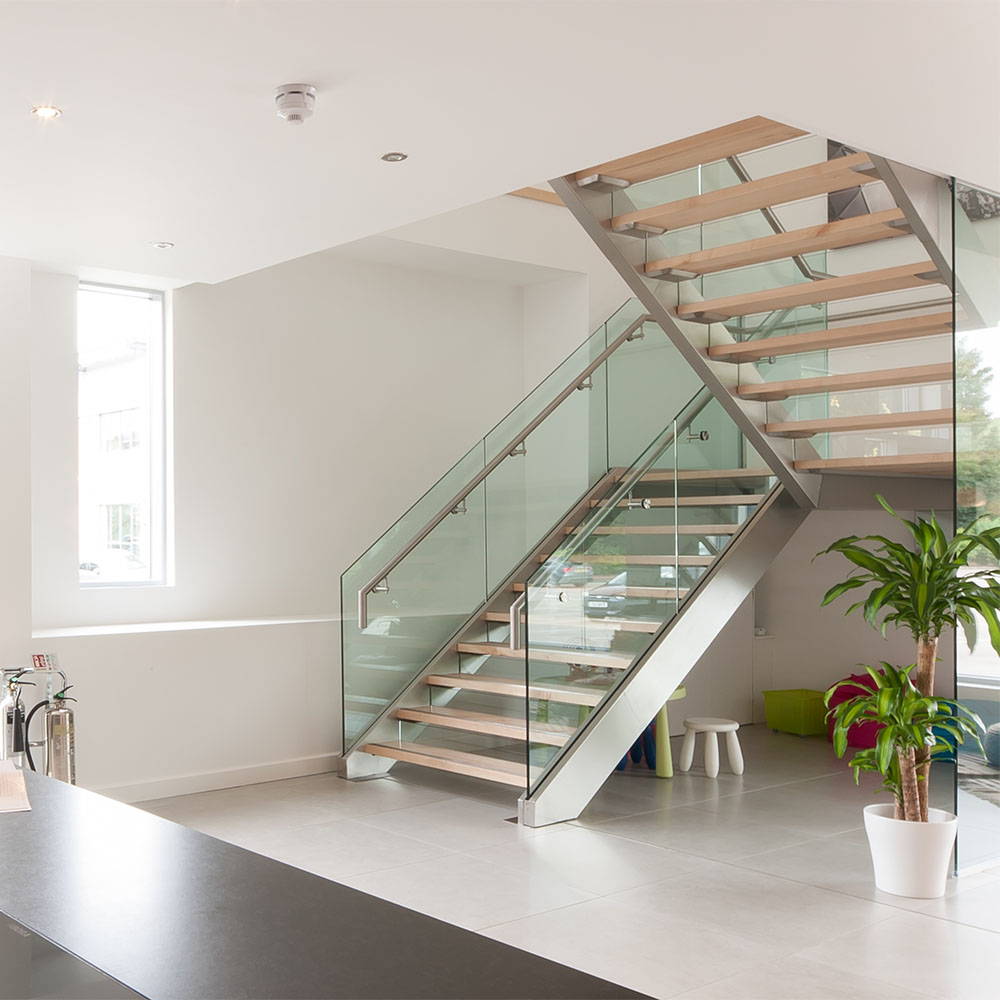 Top thiết kế cầu thang kính tay inox đẹp và sang trọng nhất