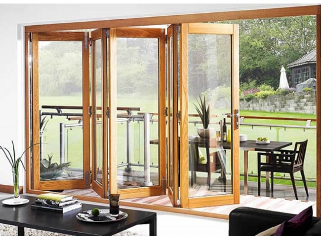 Nên chọn cửa nhôm Xingfa màu vân gỗ hay cửa gỗ truyền thống?