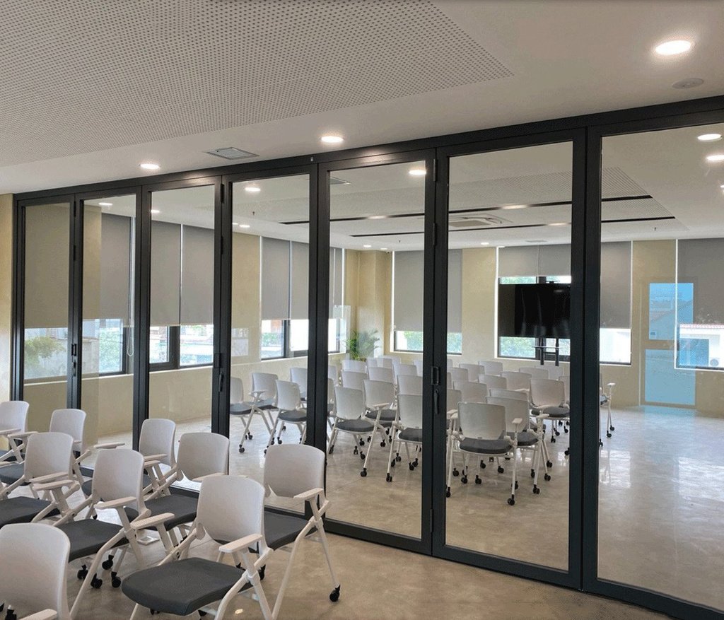 Cách xử lý khi vách kính văn phòng bị nứt xước hoặc xuống màu