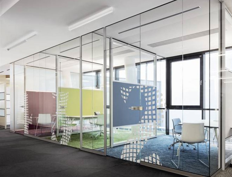Phân tích chi phí trọn gói khi lắp vách ngăn nhôm kính cho văn phòng