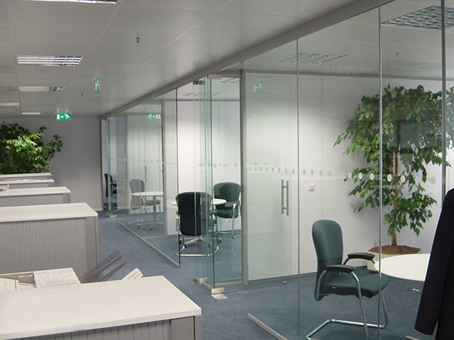Vách kính văn phòng và tường thạch cao nên chọn loại nào?