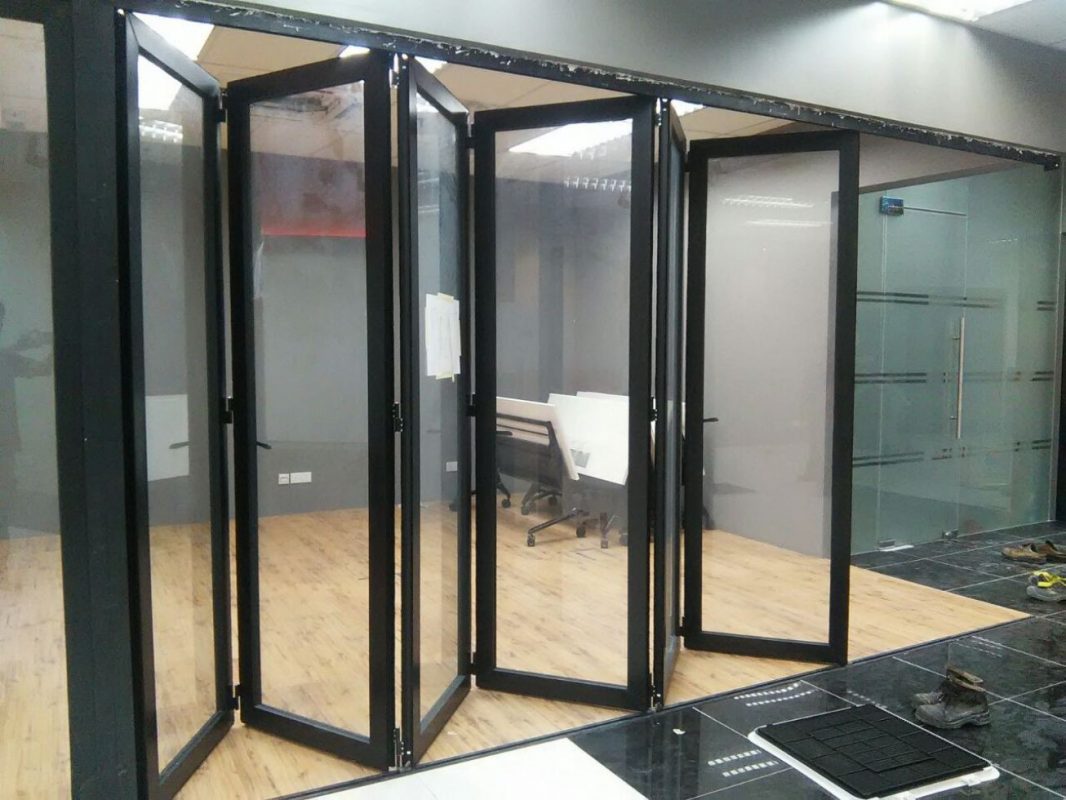 Cửa kính cường lực và cửa nhôm kính khác nhau thế nào?