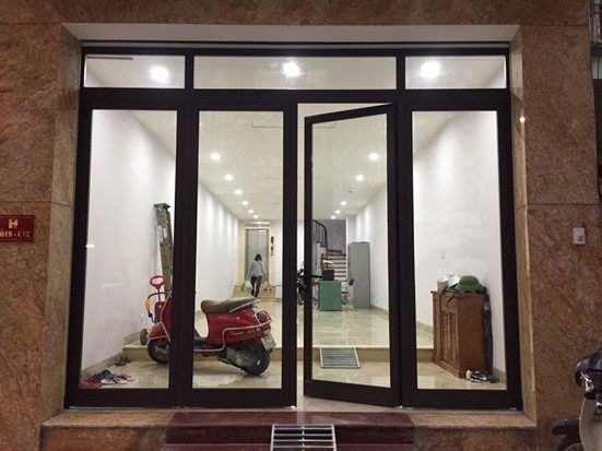 Cửa kính cường lực cho nhà gần đường lớn chống bụi có hiệu quả không?