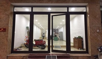 Cửa kính cường lực cho nhà gần đường lớn chống bụi có hiệu quả không?