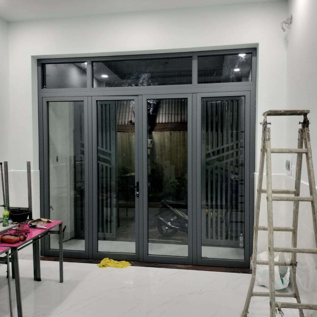 Cách phối màu cửa kính cường lực phù hợp với nội thất