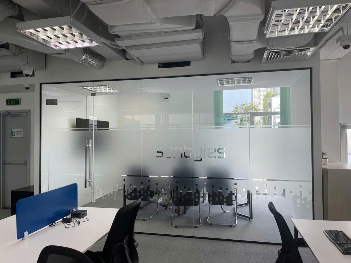 Những yếu tố ảnh hưởng đến chi phí lắp vách kính văn phòng