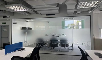 Những yếu tố ảnh hưởng đến chi phí lắp vách kính văn phòng