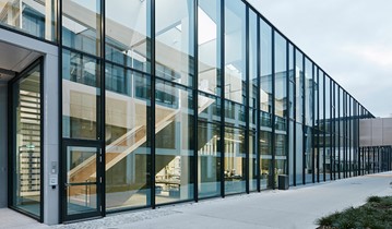 Lý do trung tâm thương mại thường ưu tiên cửa kính cường lực