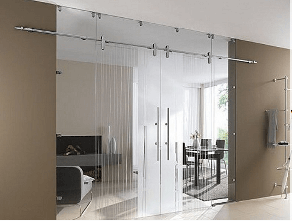 Quy trình lắp đặt cửa lùa kính cường lực ray treo ra sao?