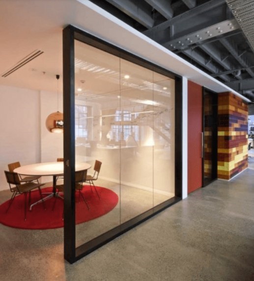 Lắp vách kính cường lực khung nhôm hết bao nhiêu tiền?