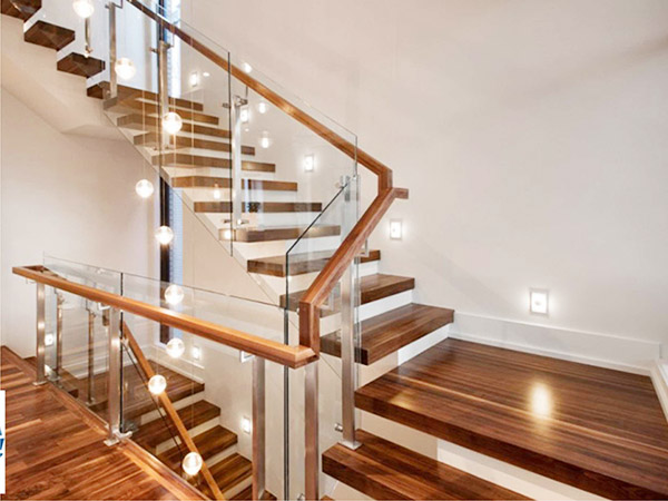 Tổng hợp các loại lan can cầu thang kính thông dụng nhất hiện nay