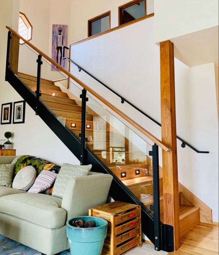 Lý do cầu thang kính tay vịn gỗ ngày càng được ưa chuộng