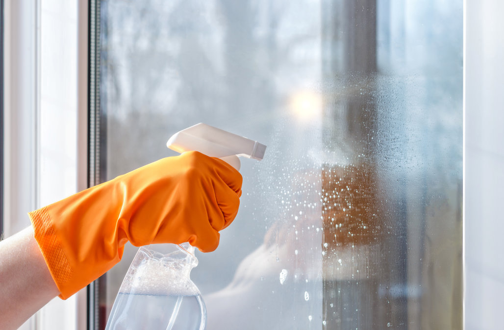 Làm sao để cửa kính cường lực luôn sáng bóng như mới?