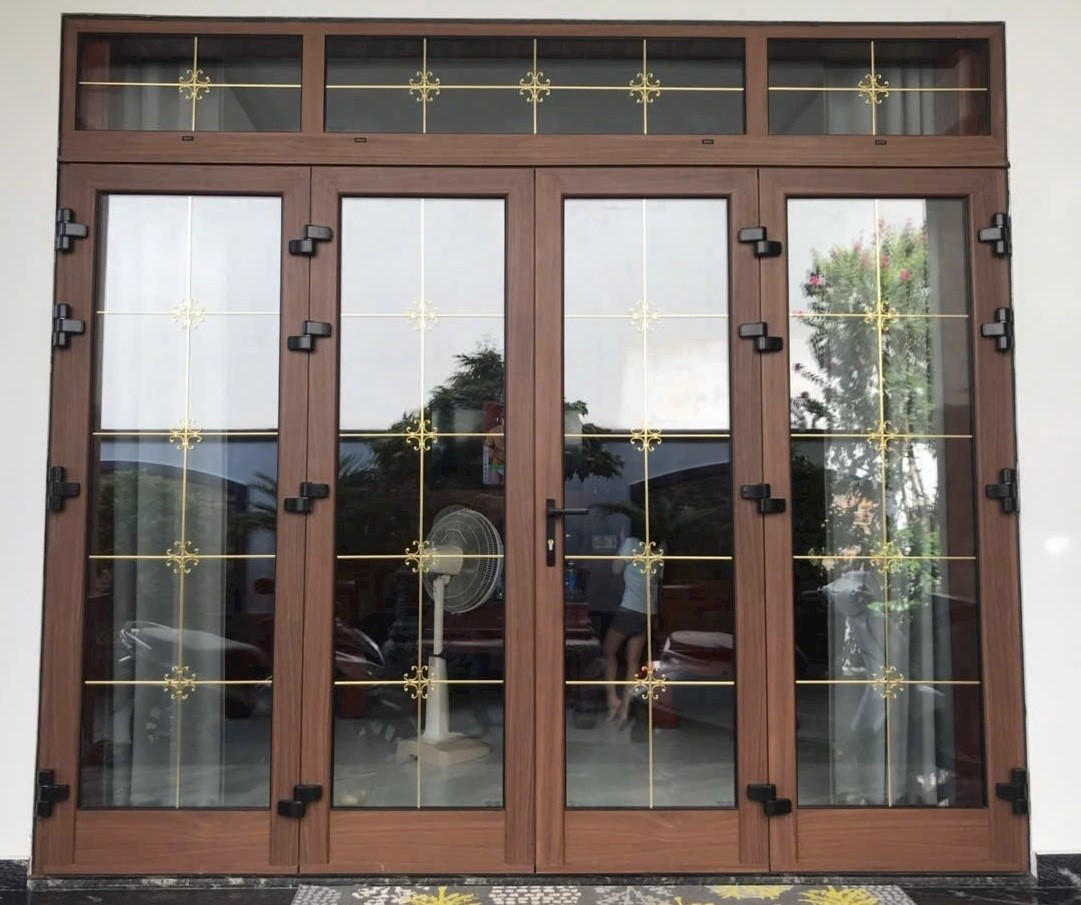 Nên chọn tay nắm cửa kính cường lực dạng ngang hay dạng vòm?