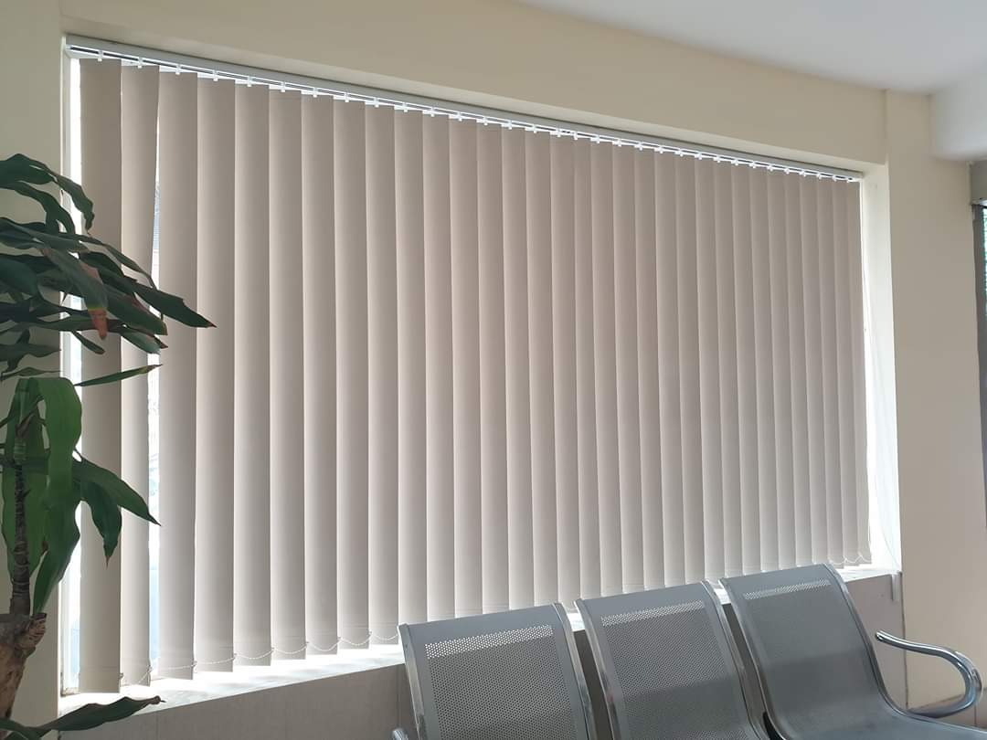 Nên dùng rèm gì cho cửa kính cường lực?