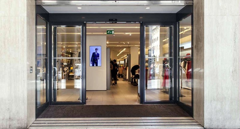 Tìm hiểu giải pháp cửa kính cường lực cho shop thời trang