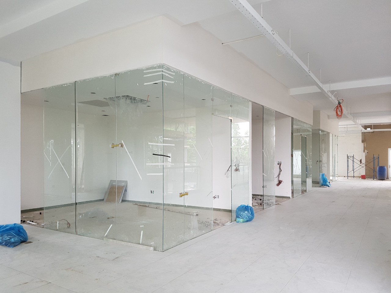 Mẹo chọn đơn vị lắp đặt vách kính cường lực uy tín