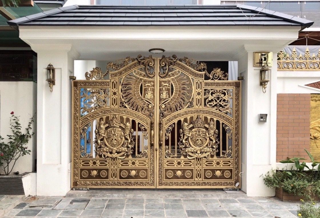 Các yếu tố tác động chi phí làm cổng nhôm đúc phù điêu phong thủy