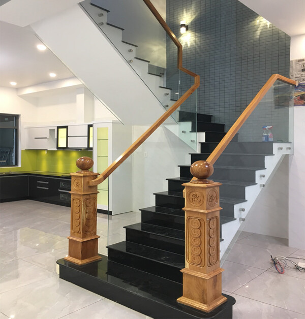 Cầu thang kính tay vịn inox có cấu tạo thế nào là đạt chuẩn?