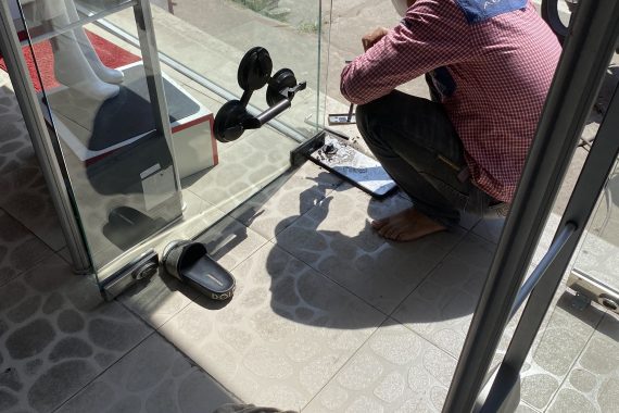 Cách xử lý cửa kính cường lực bị xệ cánh đơn giản tại nhà