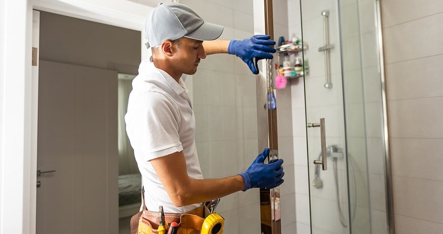 Hướng dẫn bảo dưỡng cửa kính cường lực định kỳ đúng cách