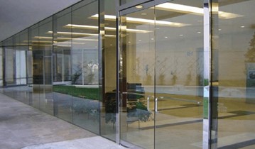 Cửa kính cường lực có cần đóng mở nhẹ tay không?