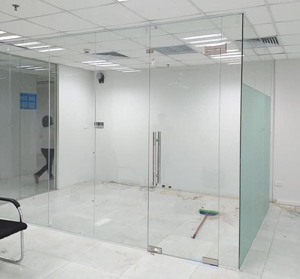 Cửa kính cường lực có giúp tiết kiệm điện điều hòa không?