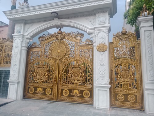 Cách chọn cổng nhôm đúc phù điêu phong thủy chuẩn nhất