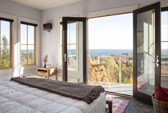 Làm sao để bảo vệ cửa kính cường lực khi có giông bão?