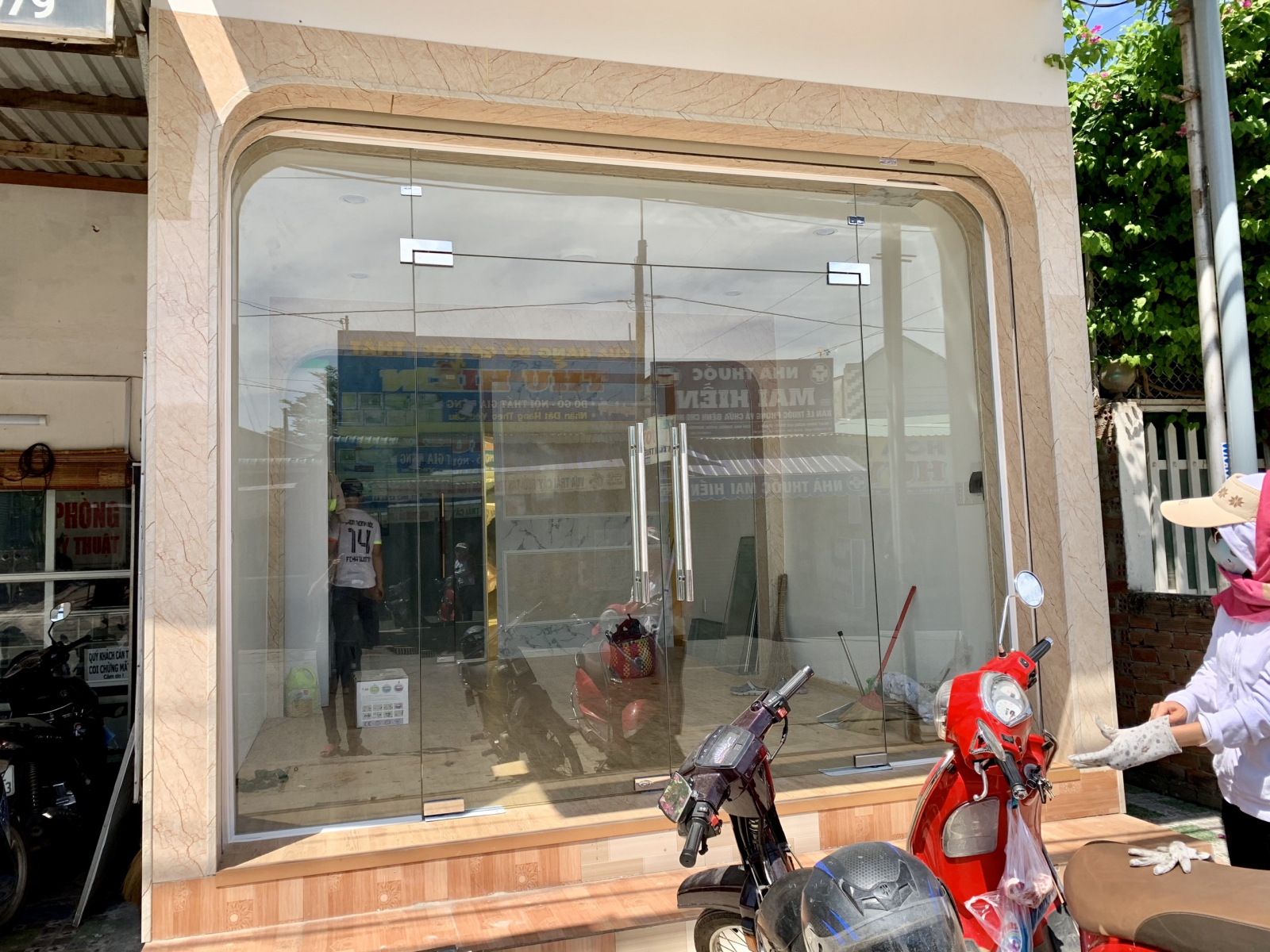 Cách tăng độ an toàn cho cửa kính cường lực ở mặt tiền