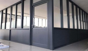 Vì sao kính cường lực được ưu tiên trong vách ngăn nhôm kính văn phòng?