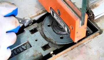 Vì sao cửa kính cường lực bị kêu khi đóng mở?