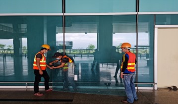 Có nên chọn thi công cửa kính cường lực trọn gói hay không?