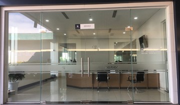 Cửa kính cường lực và quy trình thi công chuẩn kỹ thuật