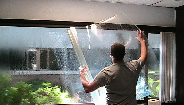 Có nên dán film an toàn cho cửa kính cường lực không?