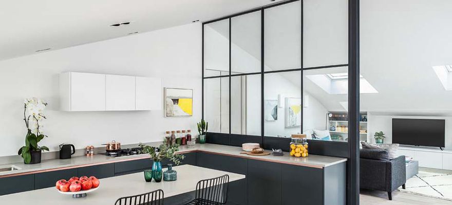 Xu hướng lắp vách kính cường lực ngăn phòng khách và bếp