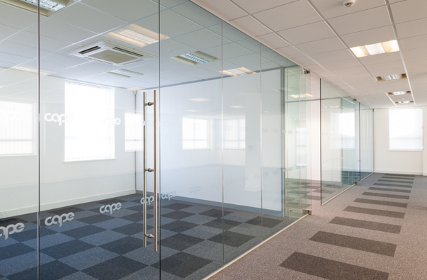 Đánh giá khả năng cách âm của vách kính cường lực