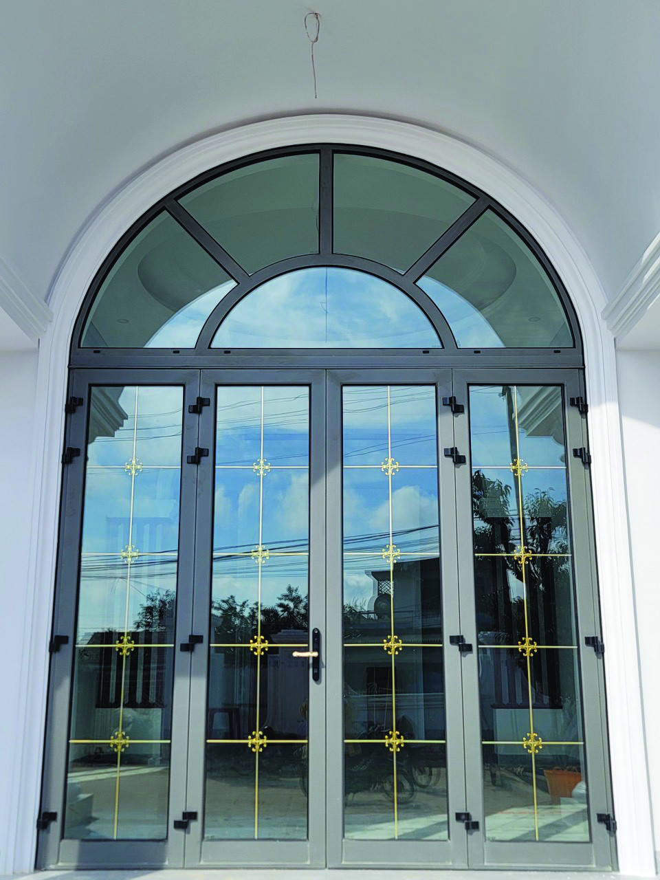 Cửa kính cường lực có phù hợp với kiến trúc tân cổ điển?