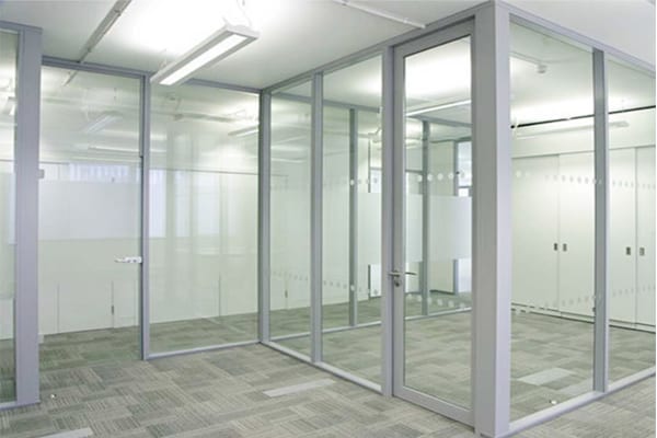 Vách ngăn nhôm kính hệ 700 và hệ 1000 nên chọn loại nào?