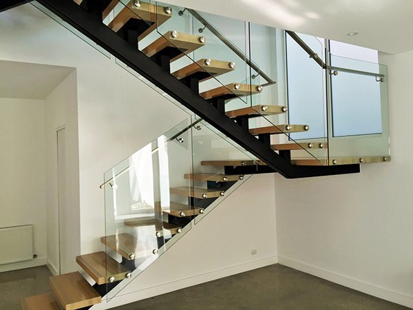 5 lưu ý không được bỏ qua khi lắp cầu thang kính cường lực